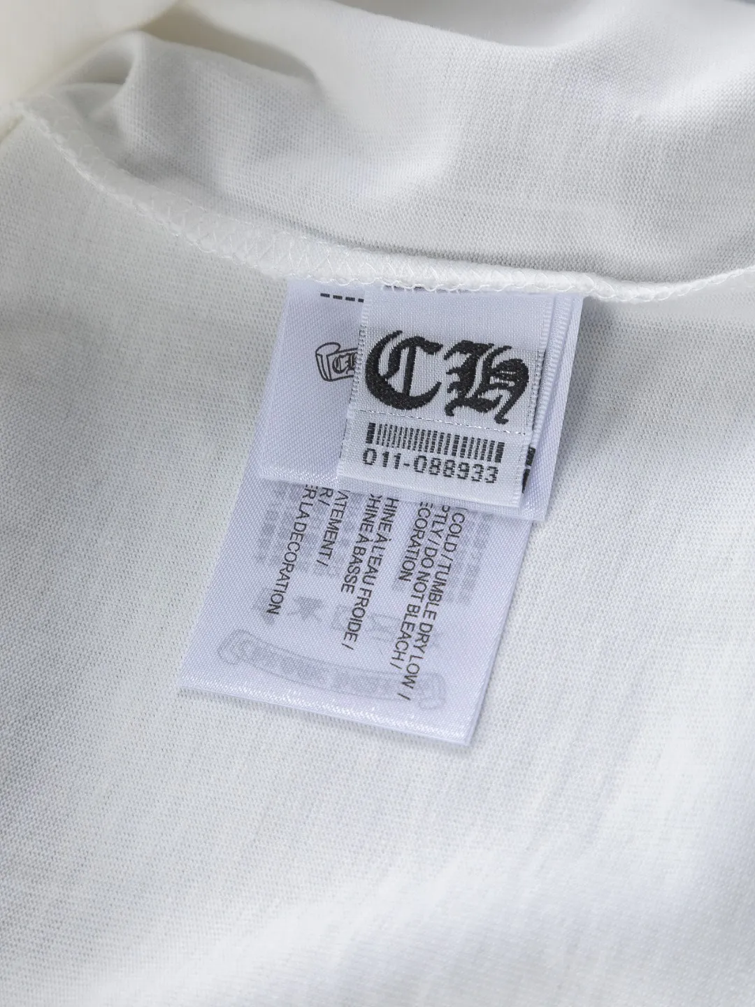 P170 Chrome Hearts CH Cross 26SS New product is hot at the same time💥 Early spring classic style Colorful double cross on the chest 🪡 Embroidery Large logo cross on the back Horseshoe and leather willow ding Sanskrit ✝️🪡 Embroidery Round neck short-sleeved T-shirt, a popular style, a style that both men and women like, the same style for men and women, 100% chance of turning heads when you wear it when you go out! It’s all about being handsome. The designer’s classic sense is precisely grasped. The whole piece of clothing is heavy. Industrial washing process. Ready-made garments are dyed + sprayed for a horse effect. The double-wash process is very recognizable. It uses heavy washing to make it distressed. The edges of the patch are slightly rolled and naturally distressed. It has a three-dimensional sense of layering and a little damage. It is very visually lethal. It adheres to Kroxin's consistent rough style. The chest and back are large, and the horseshoe flower printed patch pattern is embroidered and decorated. It is also decorated with silver metal engraved distressed buttons. The classic elements full of brand recognition instantly enhance the overall sense of grade and specification. Its texture is quite high-end! The overall feeling is high-end, simple and elegant, with silver hardware accessories, a full set of customized accessories, and the pattern of the entire dress is all decorated with patchwork three-dimensional embroidery technology, which is the finishing touch of the entire dress. The design on the back is even more eye-catching! ! This full back is so cool, it’s full of design, and the overall upper body style highlights fashion and individuality. Wearing it together as a couple is even more popular on the street. I recommend the early autumn sweatshirt! ! The fabric is a unique 320g 100% cotton, which is skin-friendly, breathable, warm to the touch, has a strong texture, and has smooth lines. It can be called a back killer, which has very strict requirements on craftsmanship and cost. The smooth neckline, flat cuffs and hems, the stitches are large and tight, tight and orderly, and the details are perfect. The consistent OS version can be worn alone or layered. It is very casual, but very iconic! It is simply the flagship of high-end trendy brands and must be included in your wardrobe. It has the American fashion spirit of freedom and individuality, and is highly recognizable and stylized! Color: Black White Size: S-XL Size chart: S: Shoulder width 50-Bust 56-Length 70 M: Shoulder width 52-Bust 57-Length 72 L: Shoulder width 54-Bust 59-Length 74 XL: Shoulder width 56-Bust 62-Length 76